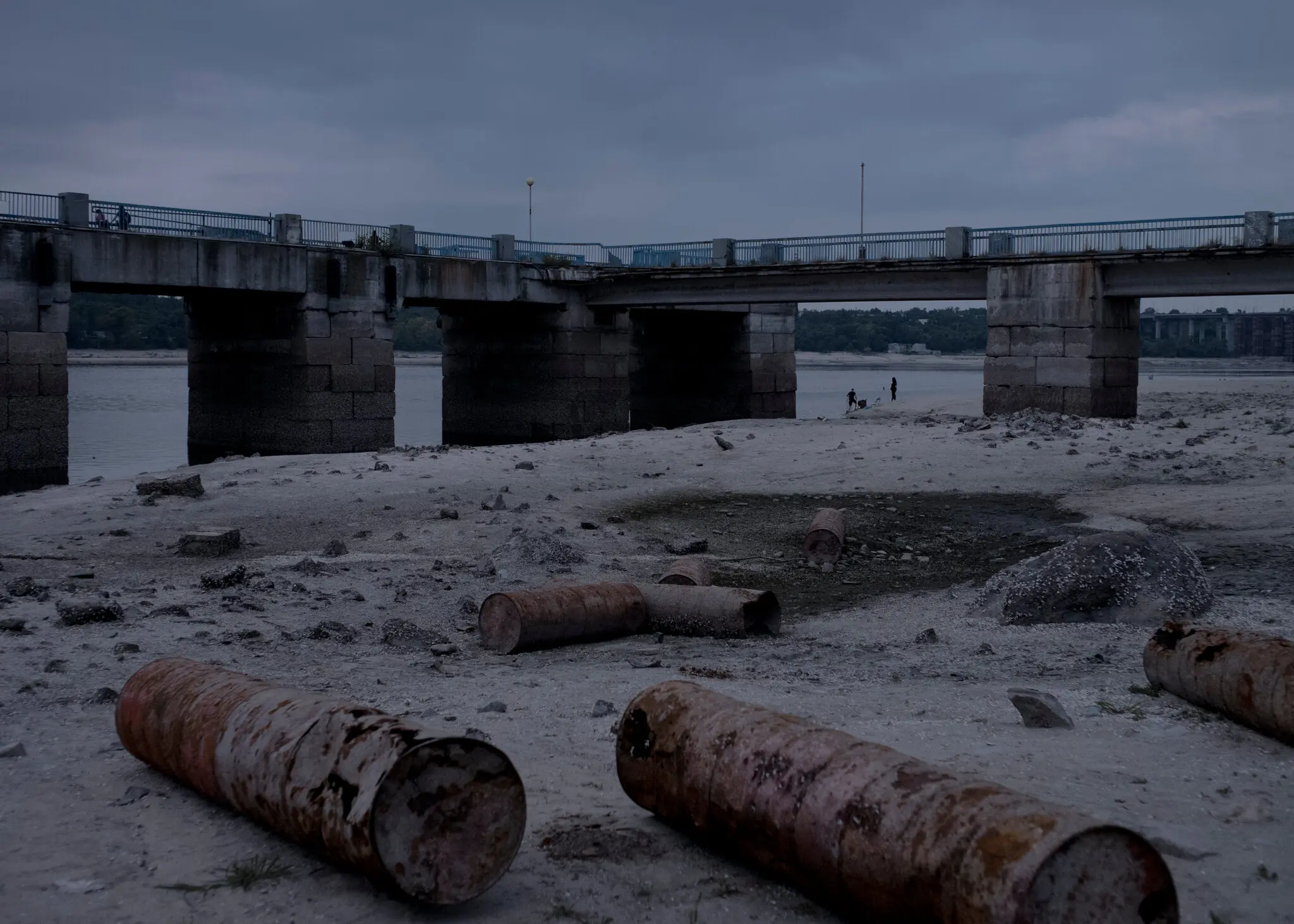 Набережна в місті Запоріжжя, де річка Дніпро впала після руйнування Каховської дамби, 18 липня.